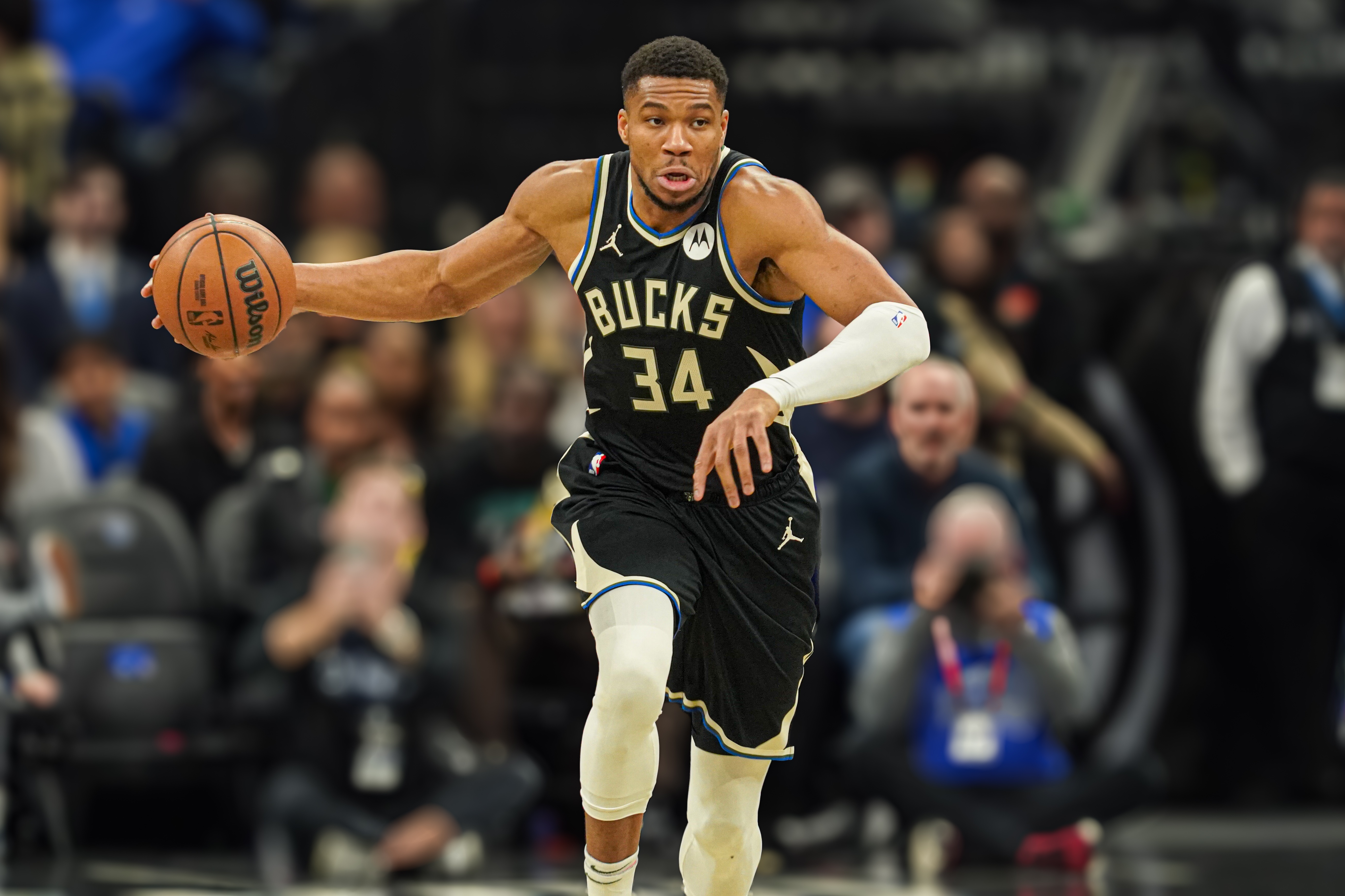 NBA公布最新MVP排行榜：约基奇领跑
