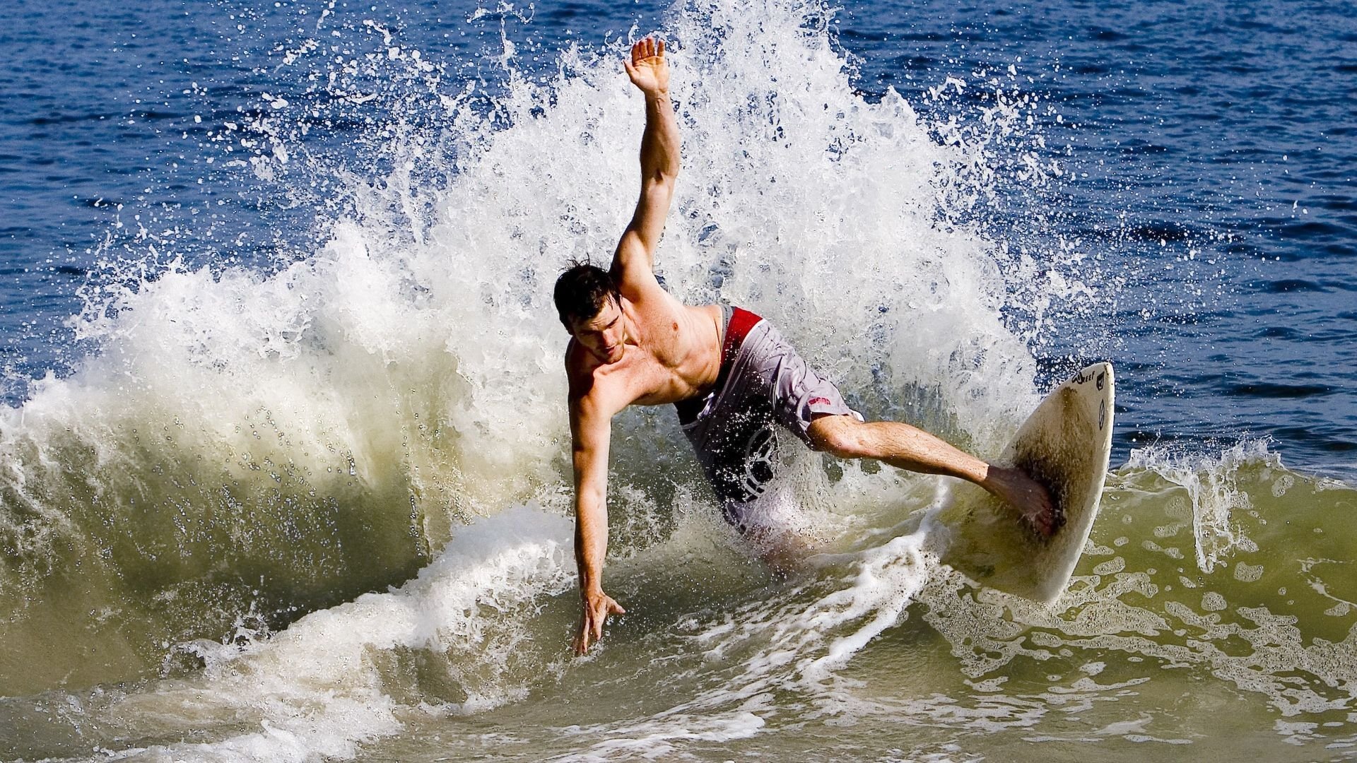 _沙滩极限滑板：海浪与速度的碰撞_，海边滑板冲浪