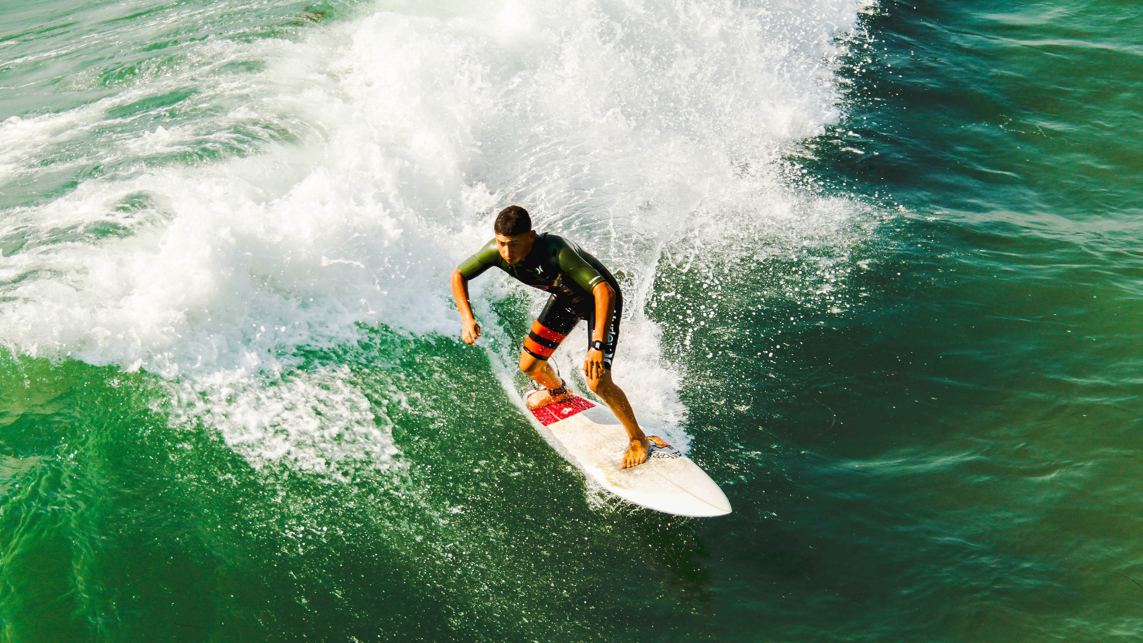 逆境中奋勇拼搏：永不言弃的足球战士，足球运动员逆足
