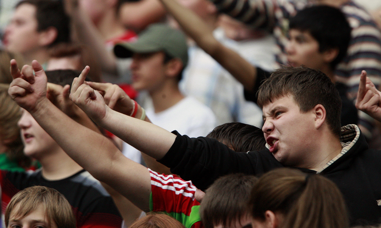 九游体育app官网-足球流氓：暴力与狂热的阴暗面的简单介绍